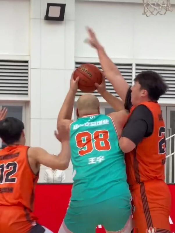 开云-胖成球！广东旧将身材变化明显 球迷调侃成奥尼尔