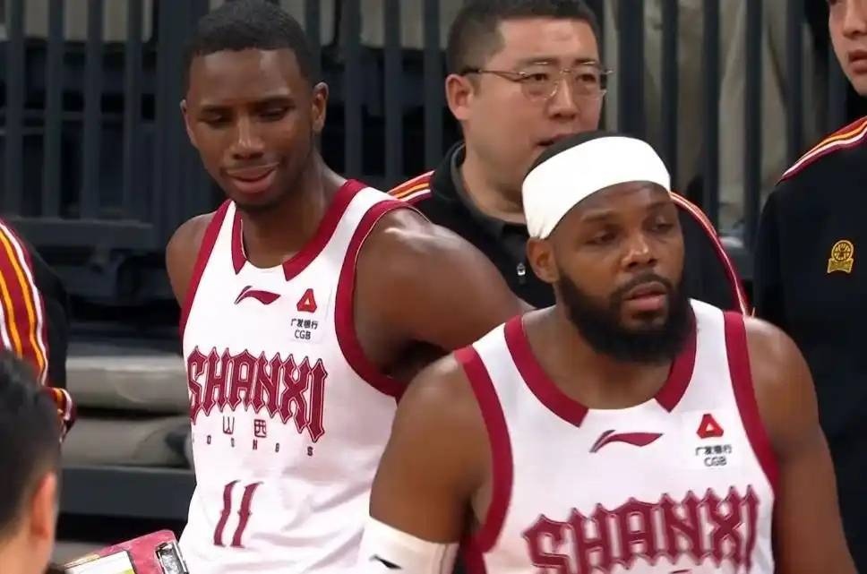 开云APP-疯狂一夜！一场比赛7技犯，深圳击溃山西，前CBA冠军惨遭18连败